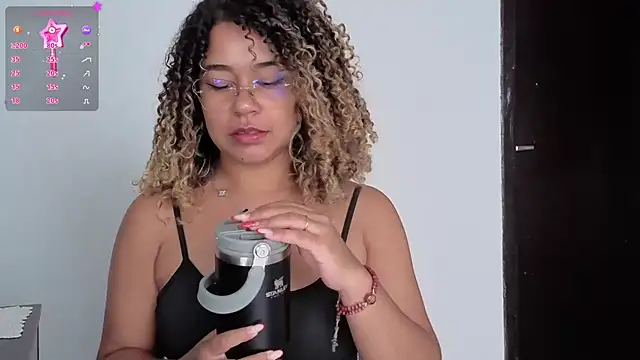 VitoriaFernandes online show from January 17, 2026, 8:01 pm