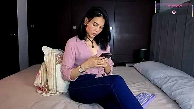 Snapshot of CarolineMuzgui chatting on November 15, 2025, 2:48 am CarolineMuzgui online show from November 15, 2025, 2:48 am