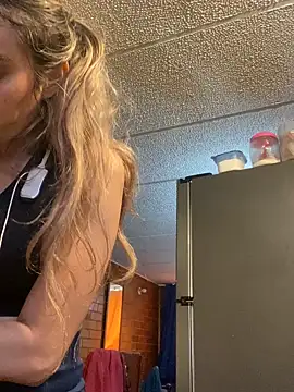 ValeriaLacrozee online show from March 24, 2026, 5:02 pm