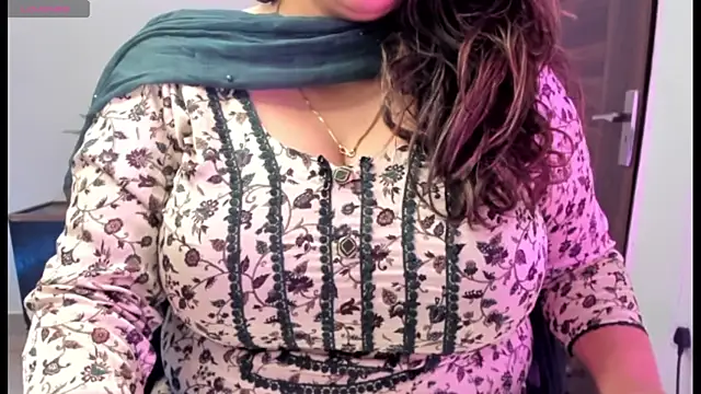 Snapshot of Gulabi_Queen chatting on March 17, 2025, 12:57 pm Gulabi Queen online show from March 17, 2025, 12:57 pm