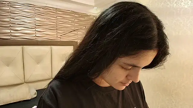 sofiaclauss online show from October 23, 2025, 8:18 pm