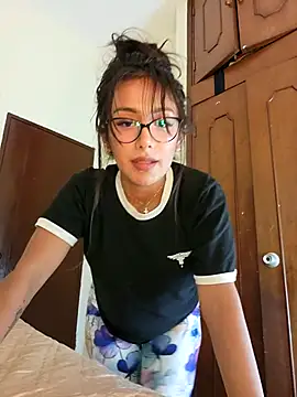 Snapshot of Lau1127 chatting on October 25, 2025, 3:28 am Lau1127 online show from October 25, 2025, 3:28 am