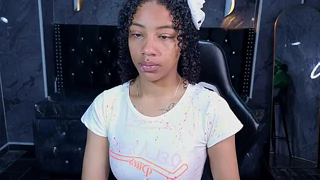 Snapshot of Violeth_b chatting on July 17, 2026, 1:19 pm Violeth b online show from July 17, 2026, 1:19 pm