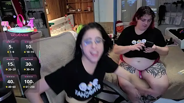 Snapshot of LisandreLaVenale chatting on December 2, 2025, 2:45 am LisandreLaVenale online show from December 2, 2025, 2:45 am