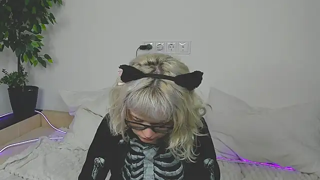 EdythElswick online show from April 7, 2026, 4:14 am