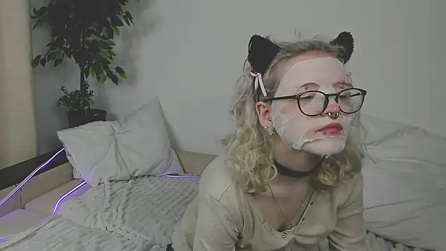 EdythElswick online show from April 6, 2026, 4:08 am