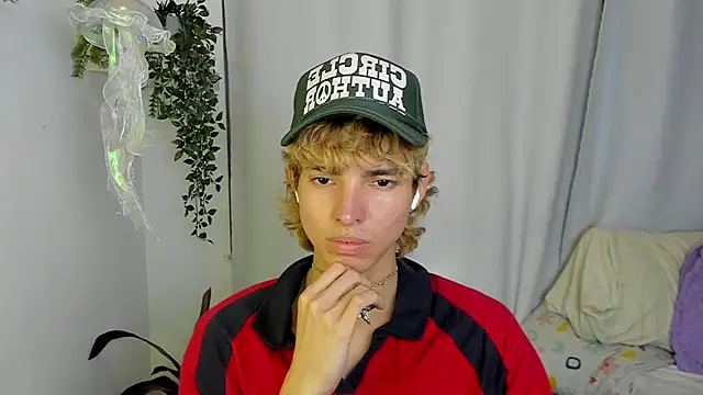 Snapshot of santy-kitty chatting on October 6, 2025, 2:46 am santy-kitty online show from October 6, 2025, 2:46 am