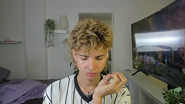 Snapshot of santy-kitty chatting on November 8, 2025, 1:31 am santy-kitty online show from November 8, 2025, 1:31 am