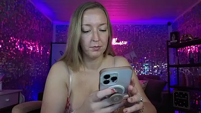 lucyallen4201 online show from April 20, 2026, 10:18 am
