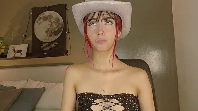 Snapshot of ParisFox_ chatting on October 28, 2025, 7:46 pm ParisFox online show from October 28, 2025, 7:46 pm