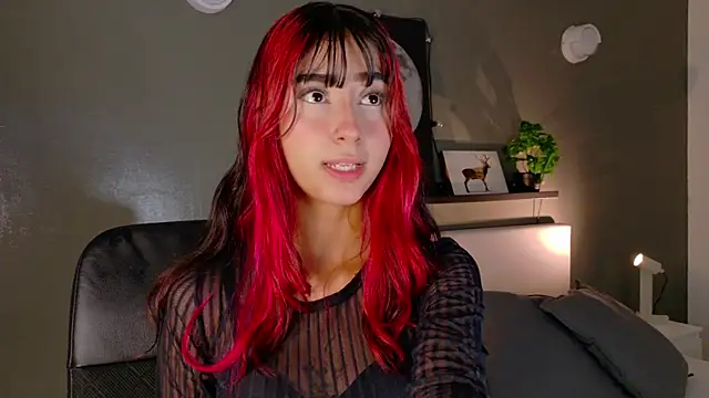 Snapshot of ParisFox_ chatting on October 21, 2025, 7:35 pm ParisFox online show from October 21, 2025, 7:35 pm