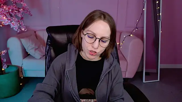 Snapshot of AphexQueen chatting on February 28, 2025, 4:10 pm AphexQueen online show from February 28, 2025, 4:10 pm