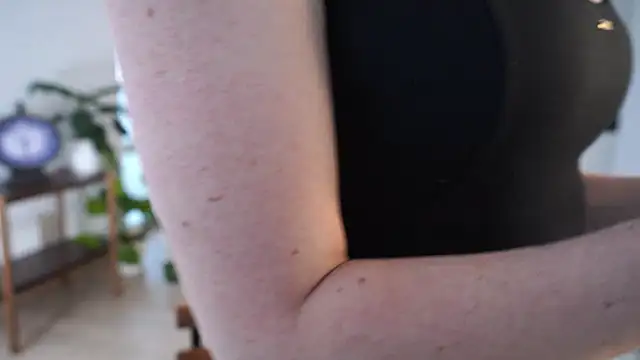 Snapshot of EsmaCrumbley chatting on November 20, 2025, 4:13 am EsmaCrumbley online show from November 20, 2025, 4:13 am