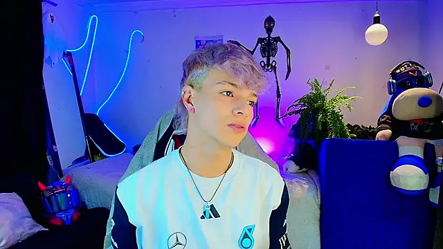 twink sebas  online show from November 4, 2025, 3:32 am