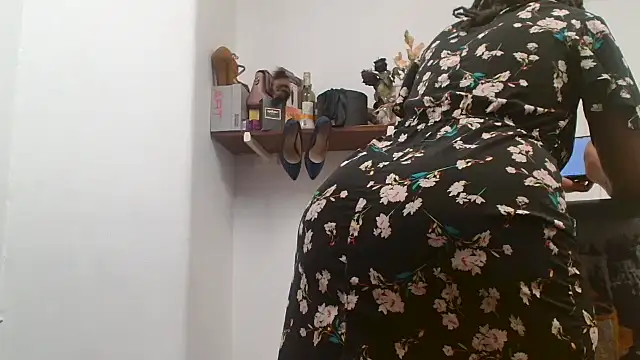 Snapshot of xTALLSEXYBUMx chatting on October 28, 2025, 5:56 pm xTALLSEXYBUMx online show from October 28, 2025, 5:56 pm