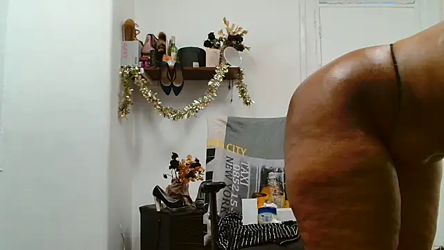 Snapshot of xTALLSEXYBUMx chatting on November 4, 2025, 6:01 pm xTALLSEXYBUMx online show from November 4, 2025, 6:01 pm