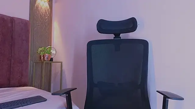 Snapshot of Emy_leon chatting on October 23, 2025, 11:03 pm Emy leon online show from October 23, 2025, 11:03 pm