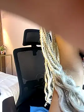 Snapshot of Emy_leon chatting on November 14, 2025, 9:18 pm Emy leon online show from November 14, 2025, 9:18 pm