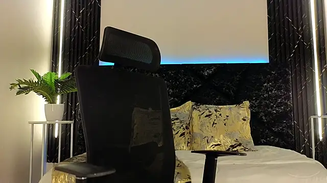 Snapshot of Emy_leon chatting on December 13, 2025, 8:04 pm Emy leon online show from December 13, 2025, 8:04 pm