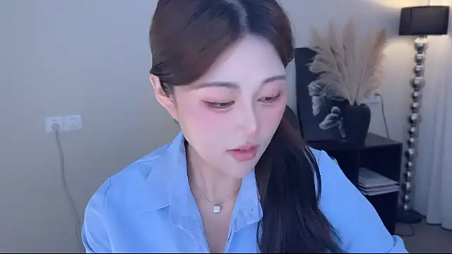 Strawberrybabyy1 online show from October 28, 2025, 3:11 pm