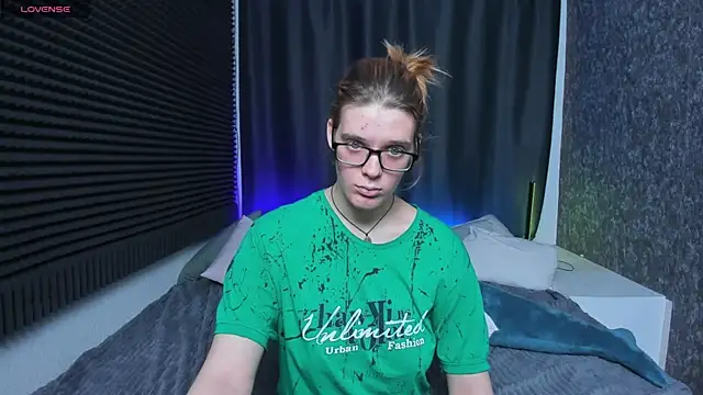 Snapshot of KIKI_Krash chatting on February 24, 2025, 1:21 pm KIKI Krash online show from February 24, 2025, 1:21 pm