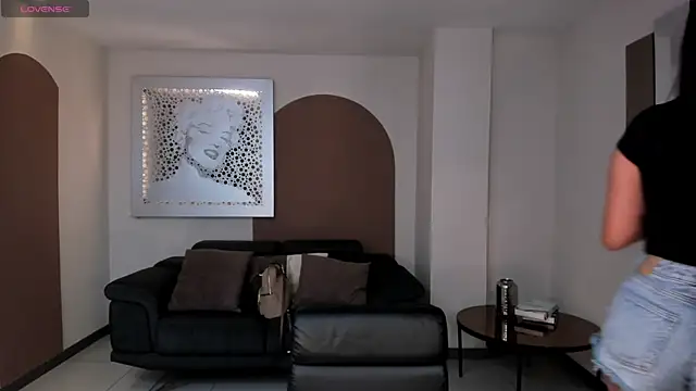 IsabellaHill  online show from December 27, 2024, 7:24 pm