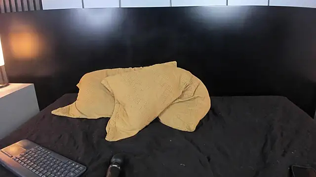 Snapshot of liz_goth chatting on February 26, 2025, 4:16 pm liz goth online show from February 26, 2025, 4:16 pm