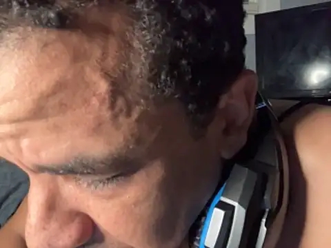 Snapshot of Tjskigh chatting on February 19, 2026, 11:01 pm Tjskigh online show from February 19, 2026, 11:01 pm