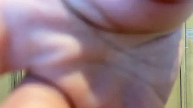 Snapshot of curlyboyy_ chatting on October 26, 2025, 10:10 pm curlyboyy online show from October 26, 2025, 10:10 pm