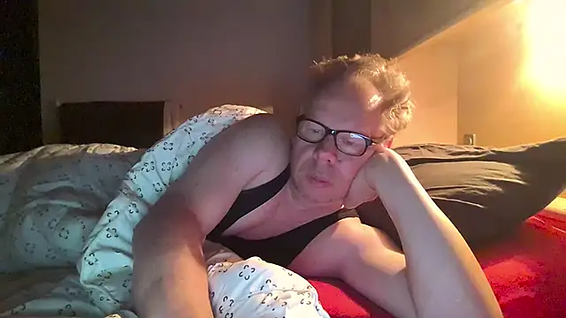 kinkyslet8 online show from September 29, 2025, 4:52 am