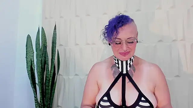 Snapshot of SandyyRose chatting on March 17, 2025, 9:46 pm SandyyRose online show from March 17, 2025, 9:46 pm