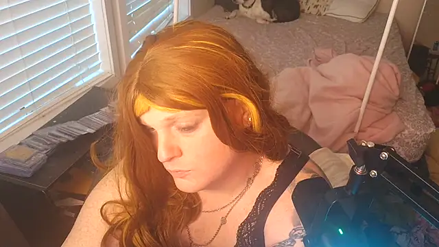 EmberLee online show from December 5, 2025, 12:59 pm