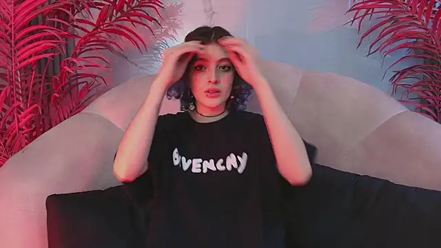 EvaHalsey online show from November 21, 2025, 7:57 pm