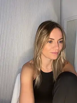 Snapshot of Milla__one chatting on November 25, 2025, 9:31 am Milla one online show from November 25, 2025, 9:31 am