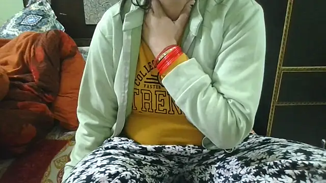 Snapshot of couplesuni chatting on February 3, 2026, 4:10 am couplesuni online show from February 3, 2026, 4:10 am