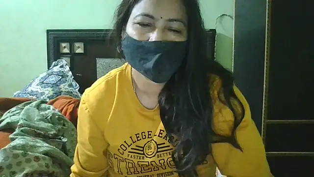 Snapshot of couplesuni chatting on February 3, 2026, 6:33 am couplesuni online show from February 3, 2026, 6:33 am