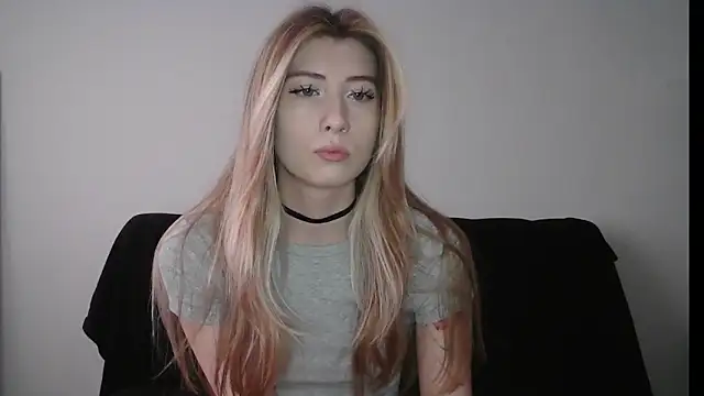 ErikaShyy online show from October 28, 2025, 12:15 pm