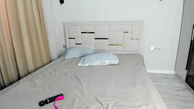 Lola Peach online show from April 8, 2026, 2:35 am