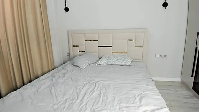 Lola Peach online show from April 2, 2026, 2:41 am