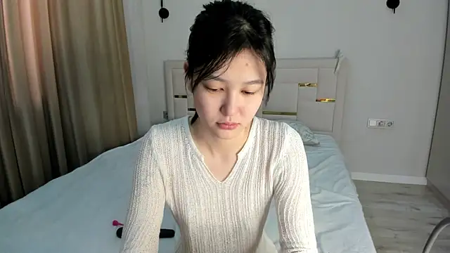 Lola Peach online show from March 13, 2026, 6:18 am