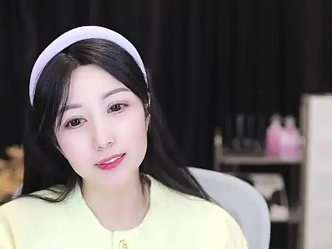 Nuyoah-77 online show from November 5, 2025, 3:59 pm