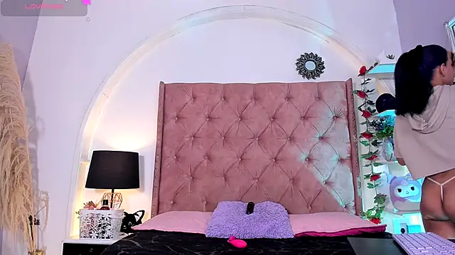 LadyAvalon online show from November 30, 2025, 6:30 pm