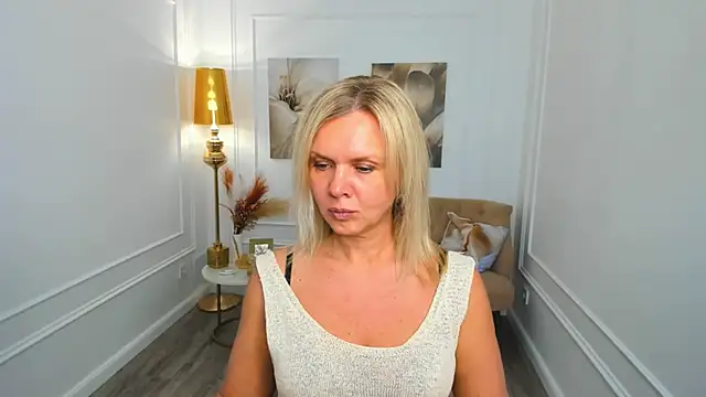 AgathaKlouin online show from April 7, 2026, 7:26 pm