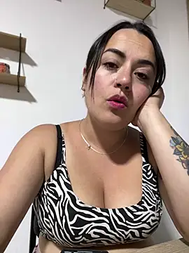 Snapshot of Lesly_10- chatting on July 1, 2026, 1:28 am Lesly 10- online show from July 1, 2026, 1:28 am
