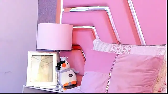 Snapshot of KylieMonnett chatting on February 27, 2026, 1:06 am KylieMonnett online show from February 27, 2026, 1:06 am