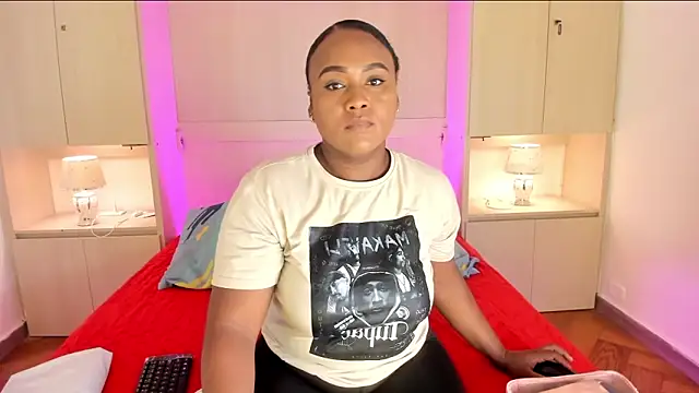 Snapshot of EmilyyStuart chatting on February 10, 2026, 7:35 pm EmilyyStuart online show from February 10, 2026, 7:35 pm