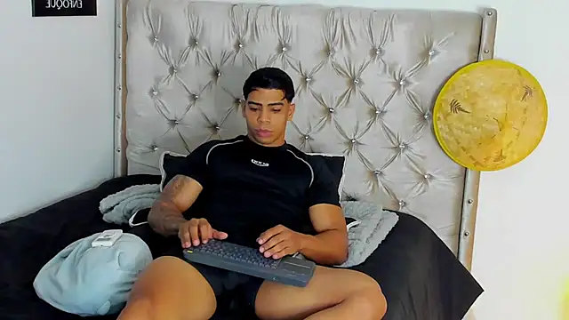 Andrew wolf7 online show from October 25, 2025, 2:22 am