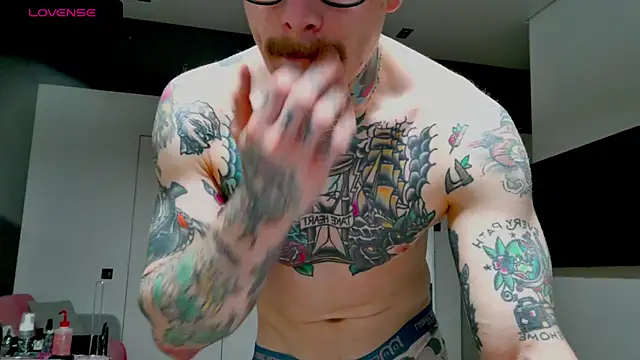 Snapshot of white_King9999 chatting on November 21, 2025, 3:38 am white King9999 online show from November 21, 2025, 3:38 am