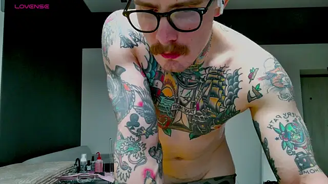 Snapshot of white_King9999 chatting on November 15, 2025, 1:15 pm white King9999 online show from November 15, 2025, 1:15 pm