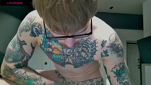 Snapshot of white_King9999 chatting on November 17, 2025, 3:54 am white King9999 online show from November 17, 2025, 3:54 am